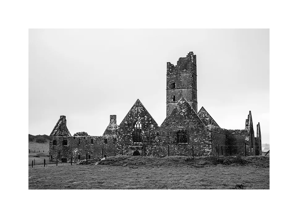 1002-01 · Abtei im Verfall · Irland, 2021