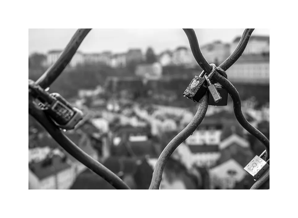 1002-12 · Liebesanhänger im Regen · Luxemburg, 2022