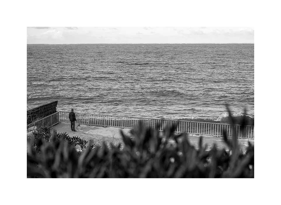 1002-15 · Angler am Meer · Frankreich, 2023