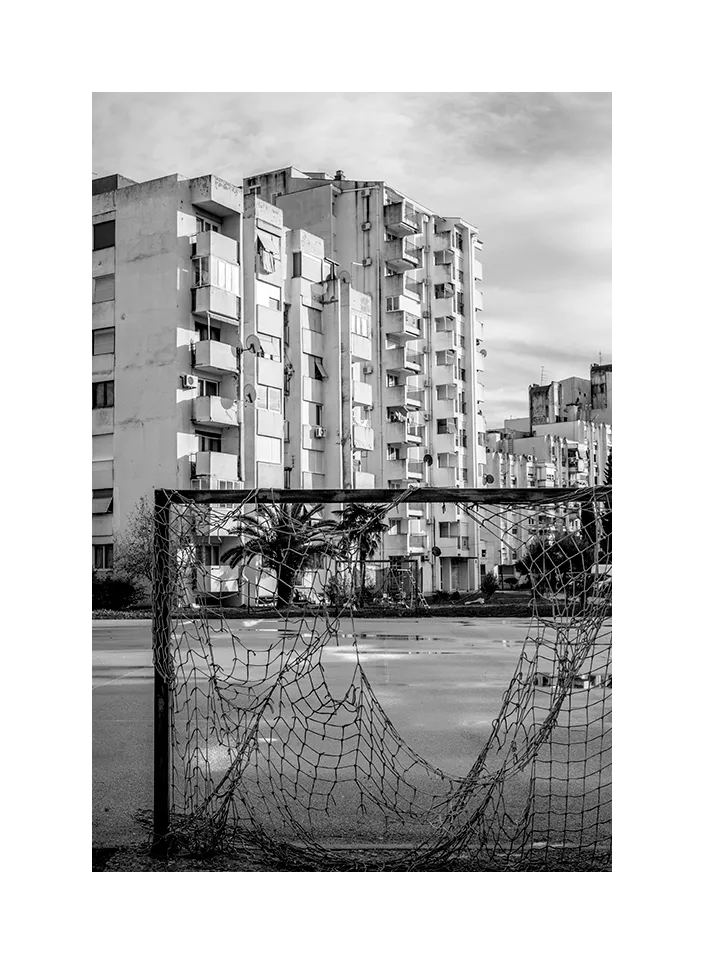 1002-08 · Hinterhof · Montenegro, 2022