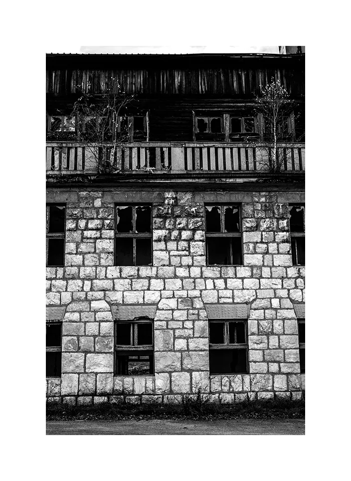 1002-09 · Altes Hotel · Serbien, 2022