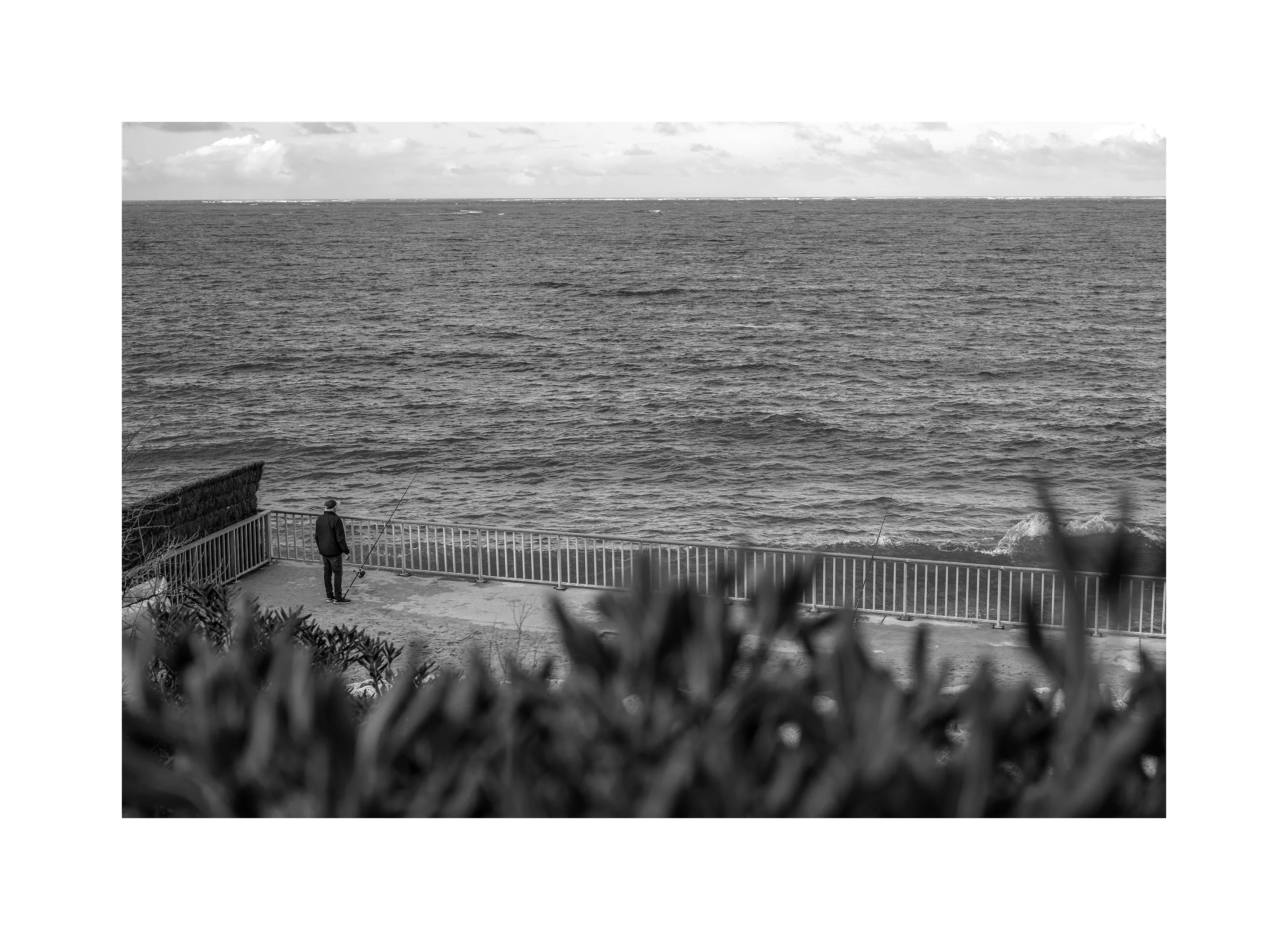 1000-12 · Angler am Meer