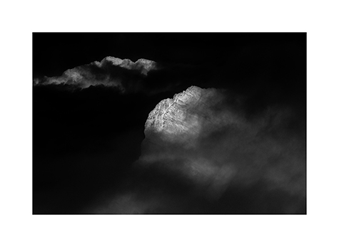Berge am Hochkalter im Nebel in Schwarzweiß