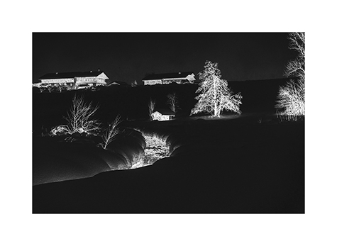 Ein Bauernhaus in Inzell im Winter in Schwarzweiß