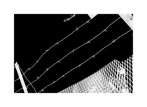 Stacheldraht an der ehemaligen innerdeutschen Grenze in der Rhoen in Schwarzweiß