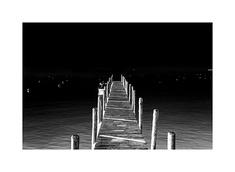 Ein Steg am Chiemsee in Schwarzweiß