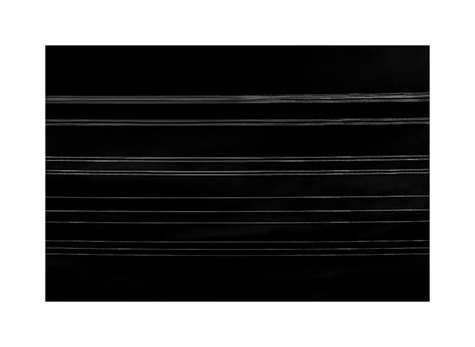 Stromleitungen in Schwarzweiß