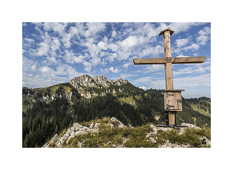 Das Gipfelkreuz des Hammerstein mit der Kampenwand im Hintergrund