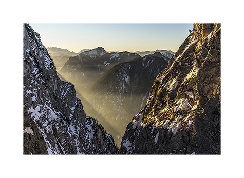 Blick aus der Westschlucht am Rauschberg ueber die Chiemgauer Alpen