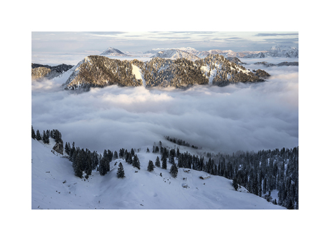 Die Gipfel der Chiemgauer Alpen erheben sich ueber die Nebelmeer