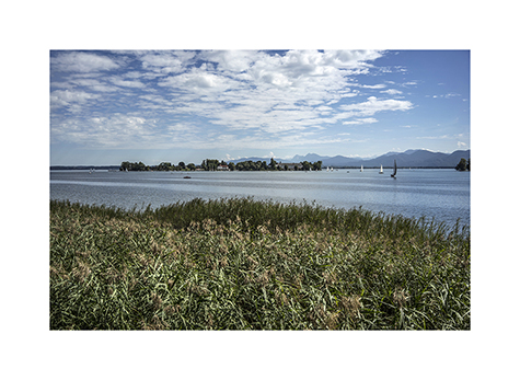 Blick zur Fraueninsel am Chiemsee im Sommer