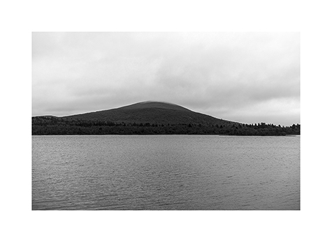 Ein See und ein Hügel in Finnland