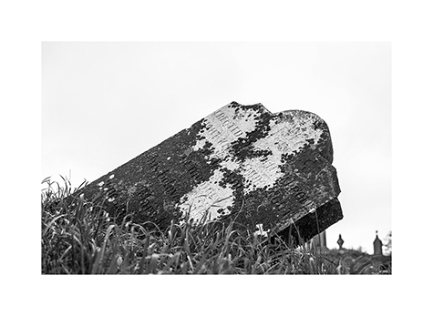 Umgestuerzter Grabstein auf einem Friedhof in Irland