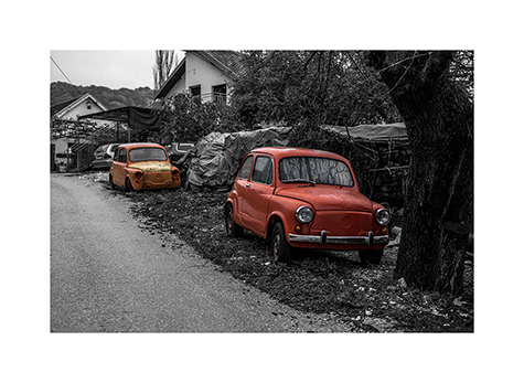Farbige Autos in Gluhi Do in Montenegro