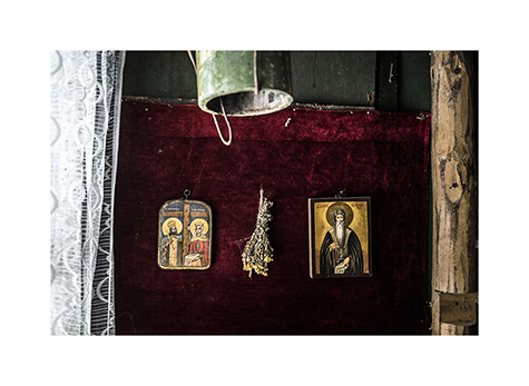 Eine alte Huette mit Heiligenbildern im Nationalpark Vihren in Bulgarien