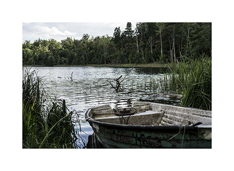 Ein altes Boot an einem See in der Borkener Heide in Polen