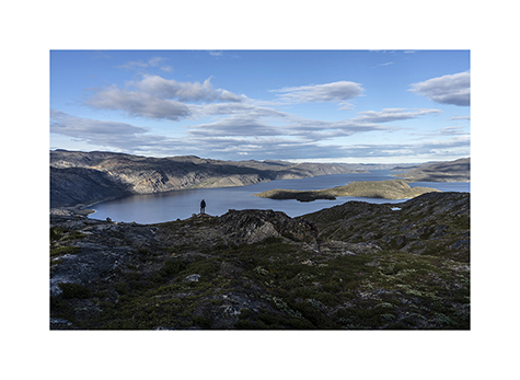Ein Wanderer oberhalb des Tasersuaq in Groenland