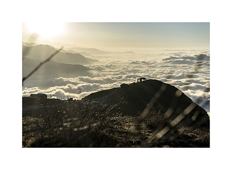 Sonnenaufgang ueber dem Nebelmeer in Nepal