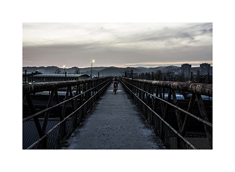Ein Radfahrer auf einer Bahnbruecke in Doboj in Bosnien-Herzegowina