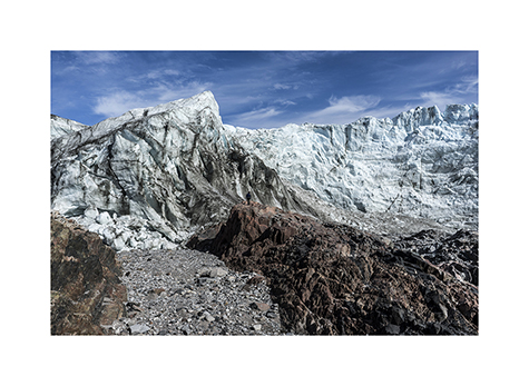 Eine Person vor dem grossen Abbruch des Russel Gletscher in Groenland