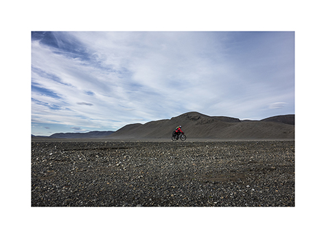 Ein einsamer Radfahrer auf der Möðrudalsleið in Island