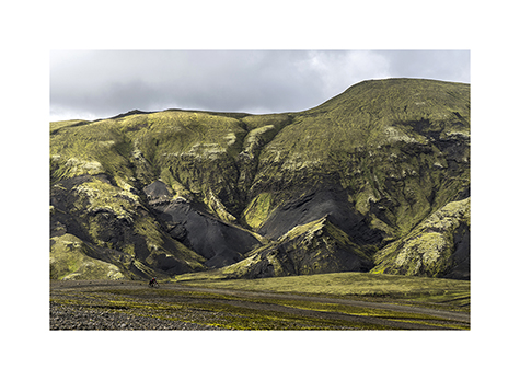 Ein einsamer Radfahrer auf dem Weg nach Landmannalaugar in Island