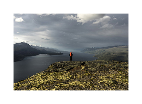 Ein einsamer Wanderer oberhalb vom Lyngenfjord in Norwegen