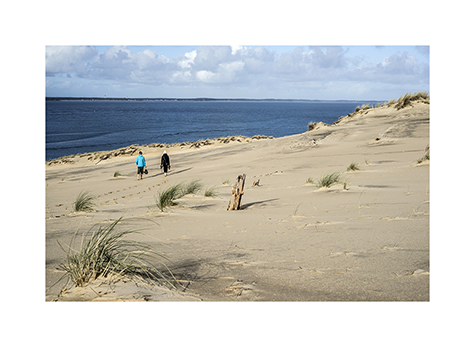 Zwei Spaziergaenger auf der Dune du Pilat in Frankreich