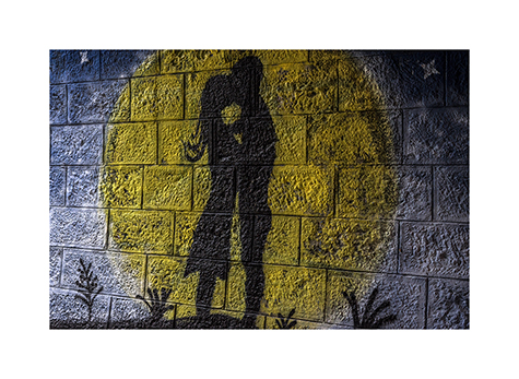 Ein Graffiti von einem sich kuessenden Paar in Serbien