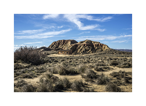Eine Hütte vor einem Huegel in den Bardenas Reales in Spanien