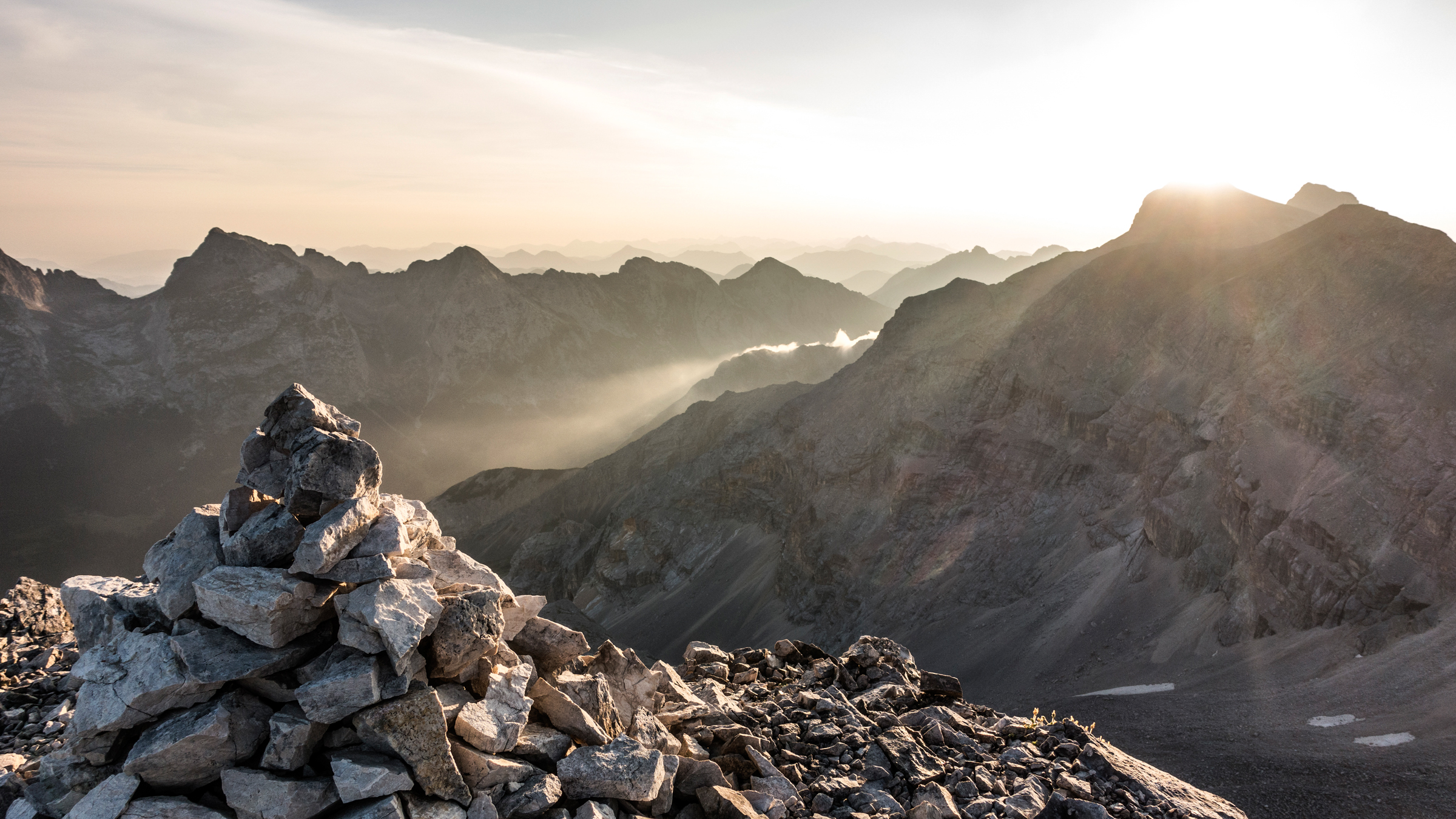Sonnenaufgang auf der Großen Seekarspitze im Karwendel als Titelbild von Sebastian Steude