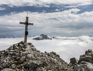 Steintalhörnl-Berchtesgadener-Alpen Das Gipfelkreuz vom Steintalhoernl in den Berchtesgadener Alpen